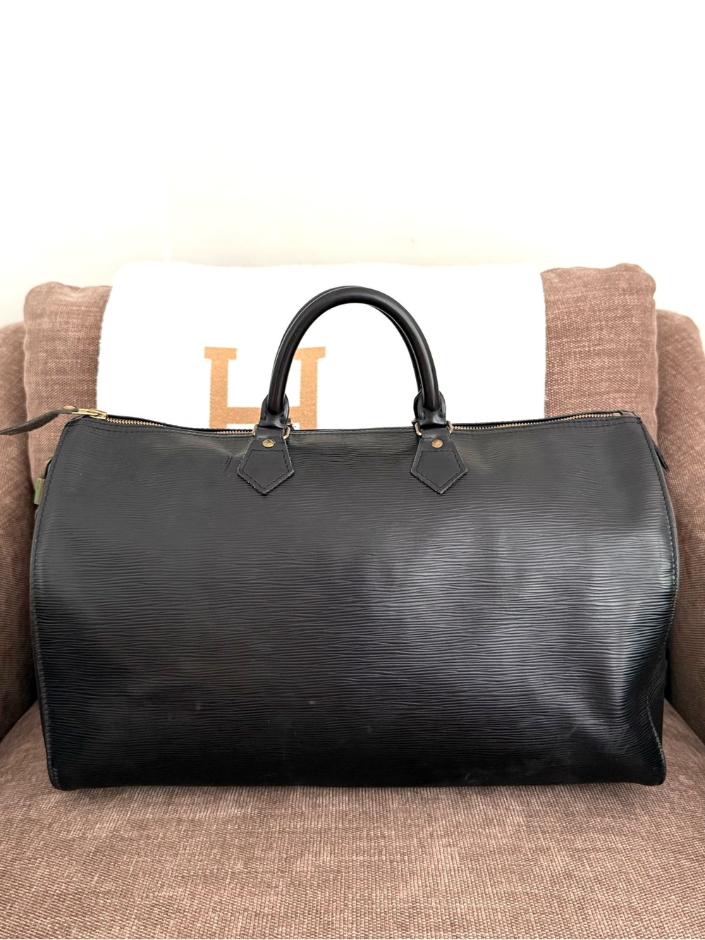 Authentic Louis Vuitton Speedy 40 satchel bag black Epi leather LV M42982